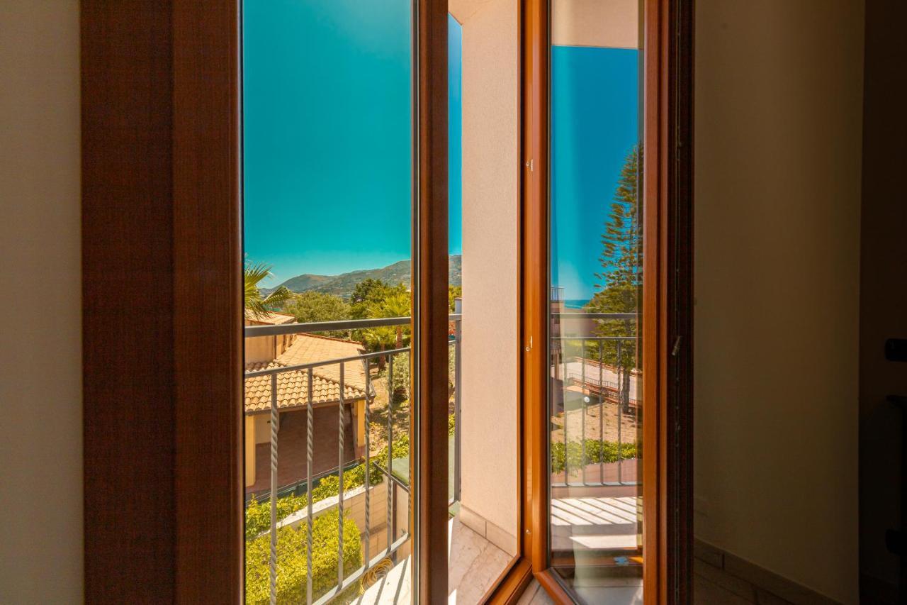 Hotel Baia Del Capitano เชฟาลู ภายนอก รูปภาพ