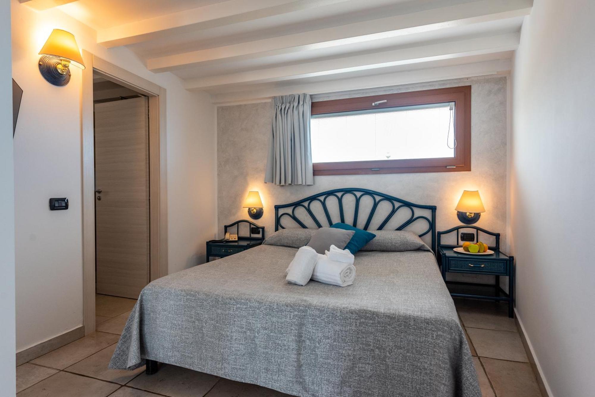 Hotel Baia Del Capitano เชฟาลู ภายนอก รูปภาพ