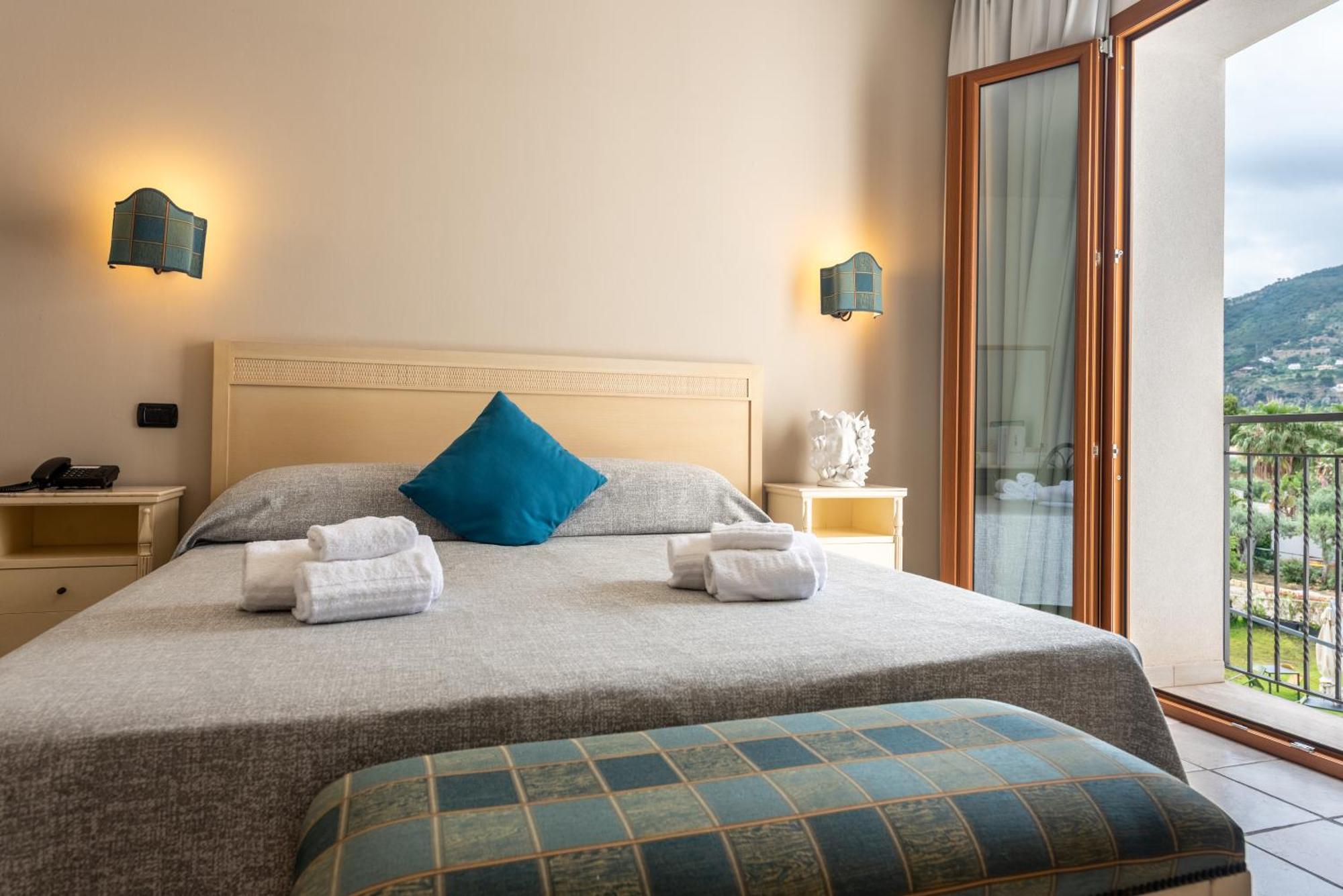 Hotel Baia Del Capitano เชฟาลู ภายนอก รูปภาพ