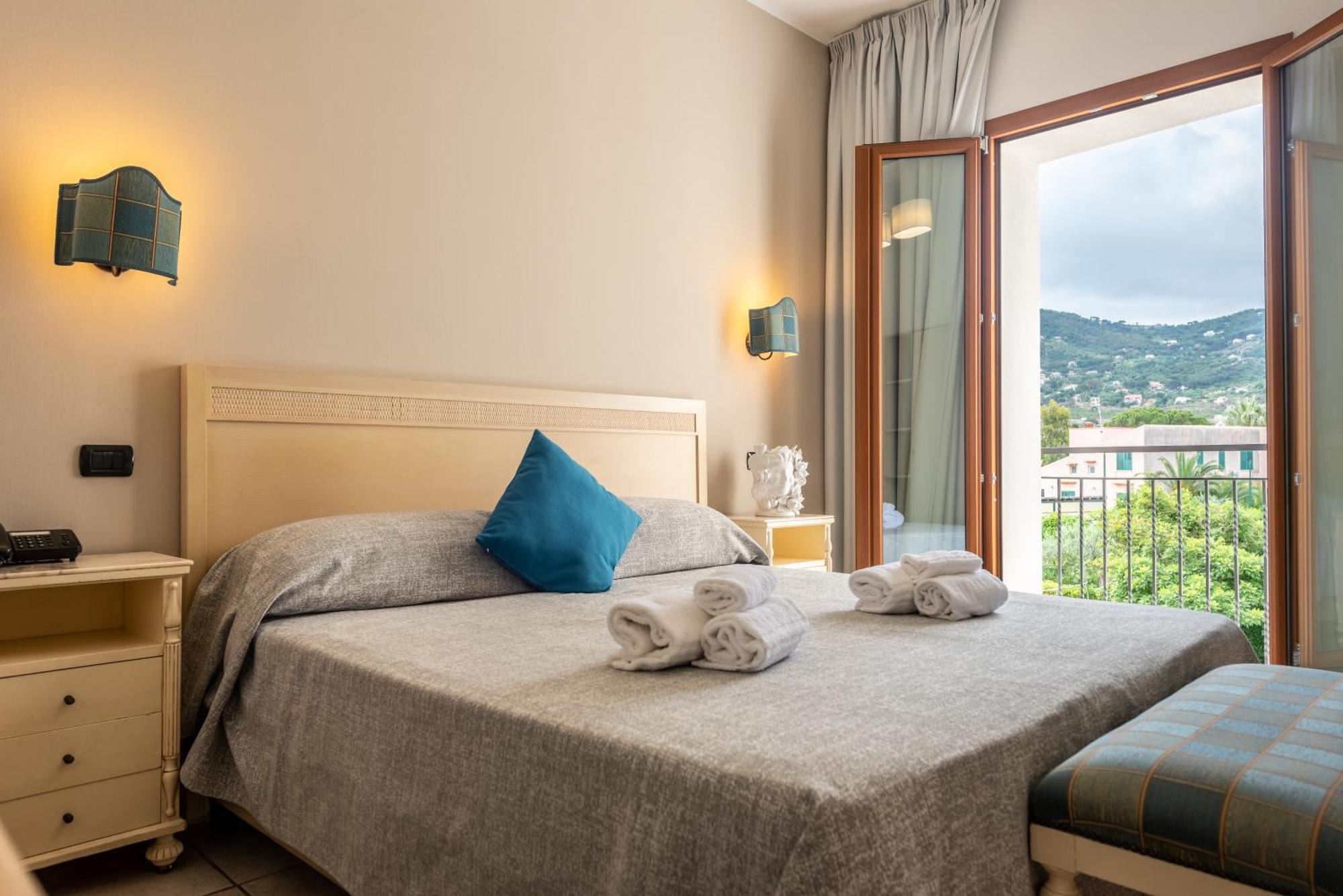 Hotel Baia Del Capitano เชฟาลู ภายนอก รูปภาพ