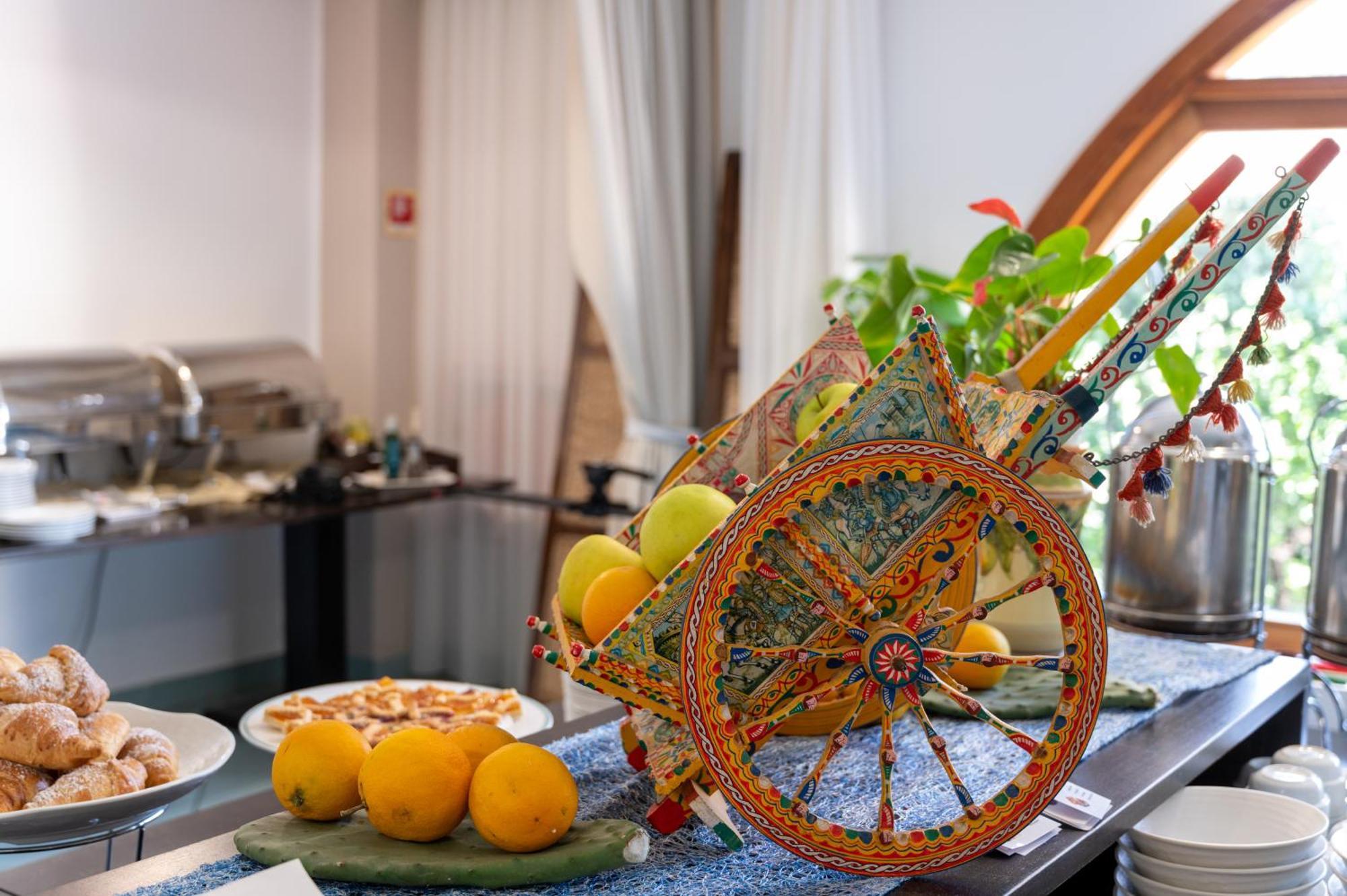 Hotel Baia Del Capitano เชฟาลู ภายนอก รูปภาพ