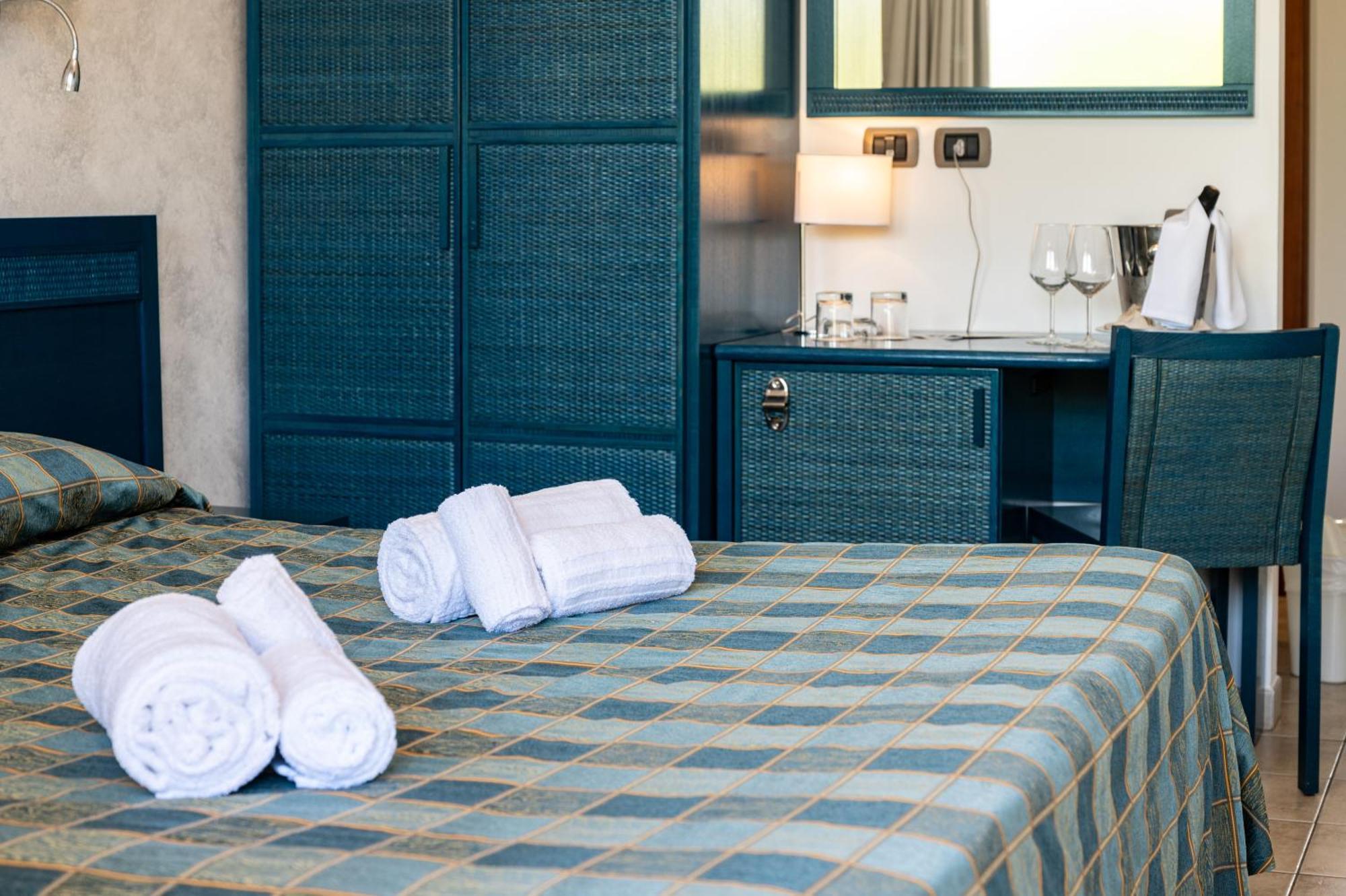 Hotel Baia Del Capitano เชฟาลู ภายนอก รูปภาพ